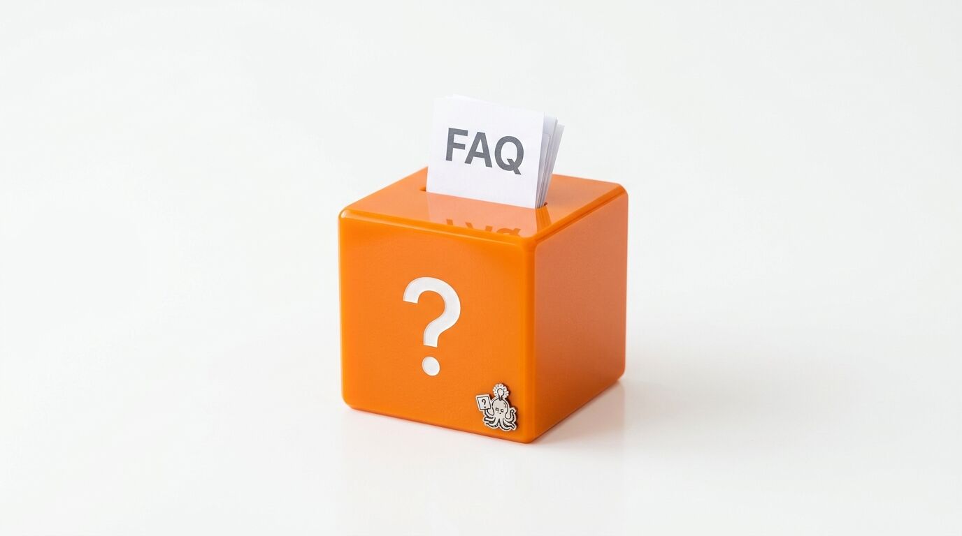 Ein orangefarbener Würfel mit Fragezeichen und „FAQ“-Schildern auf weißem Grund