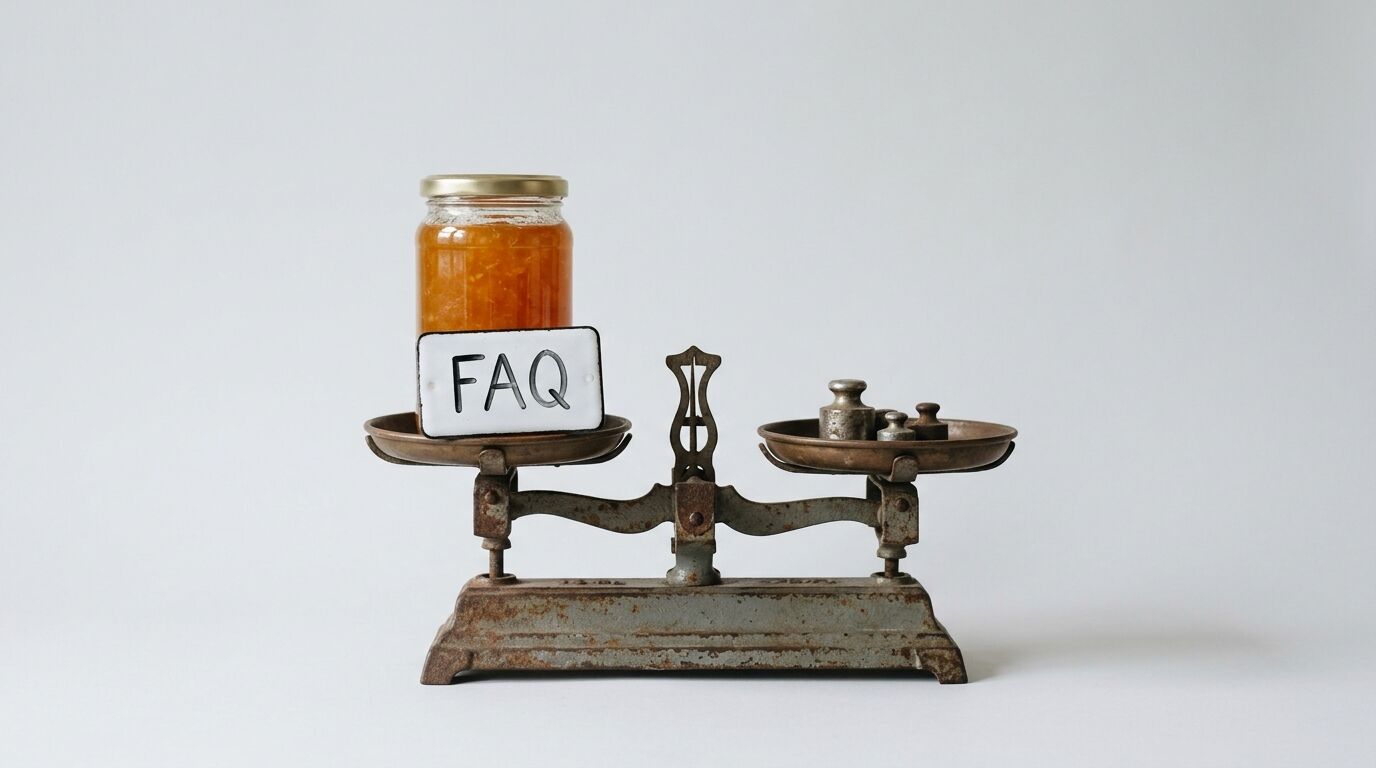 Alte Balkenwaage, links ein Marmeladenglas und FAQ-Schild, rechts Gewichte
