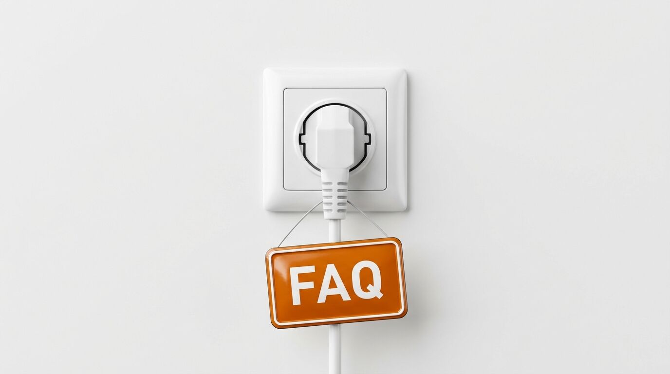 Stecker in Steckdose mit Schild „FAQ“ davor