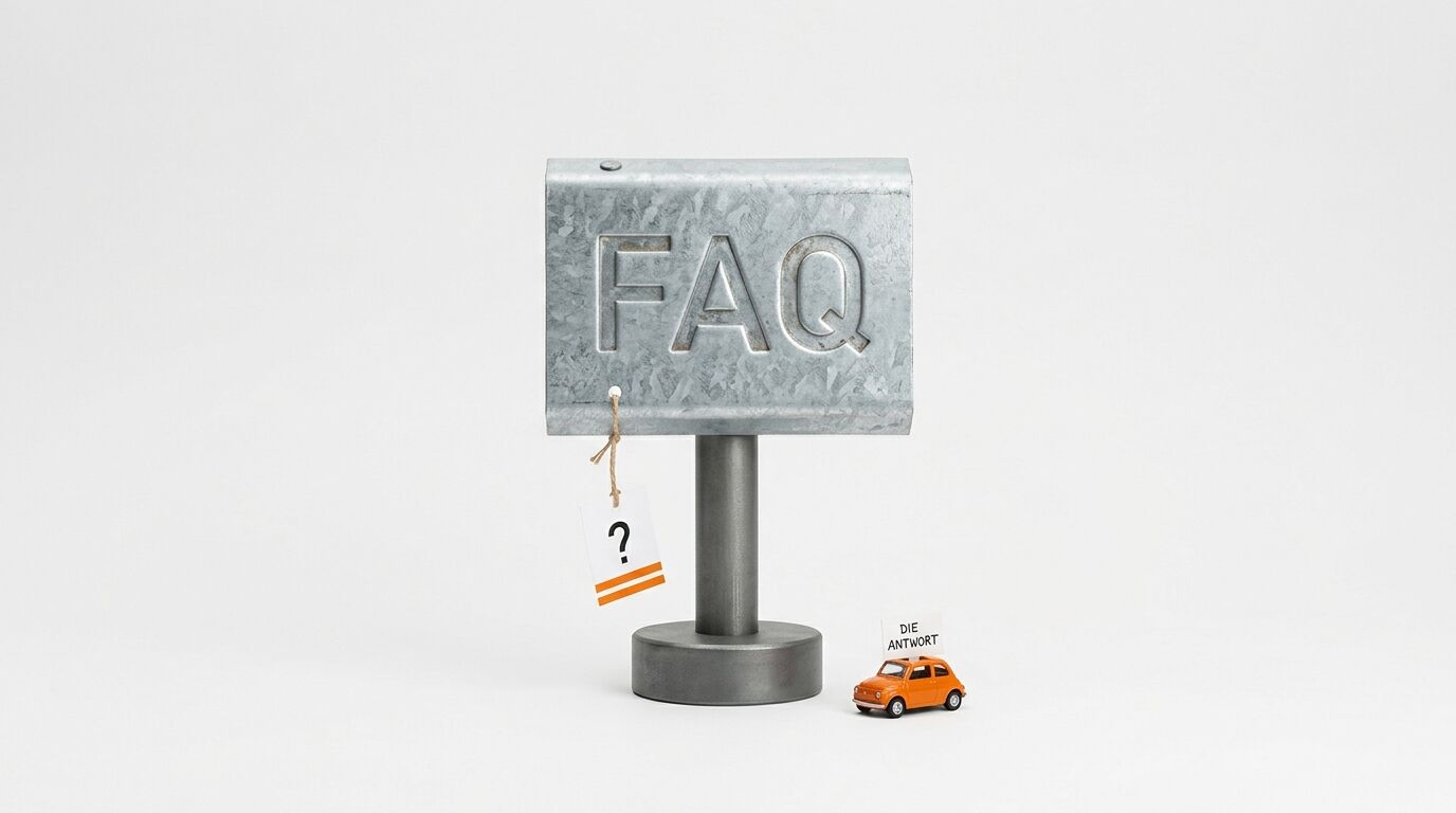 Metallschild „FAQ“ auf Ständer mit Fragezeichen-Anhänger und kleinem Auto „Die Antwort“
