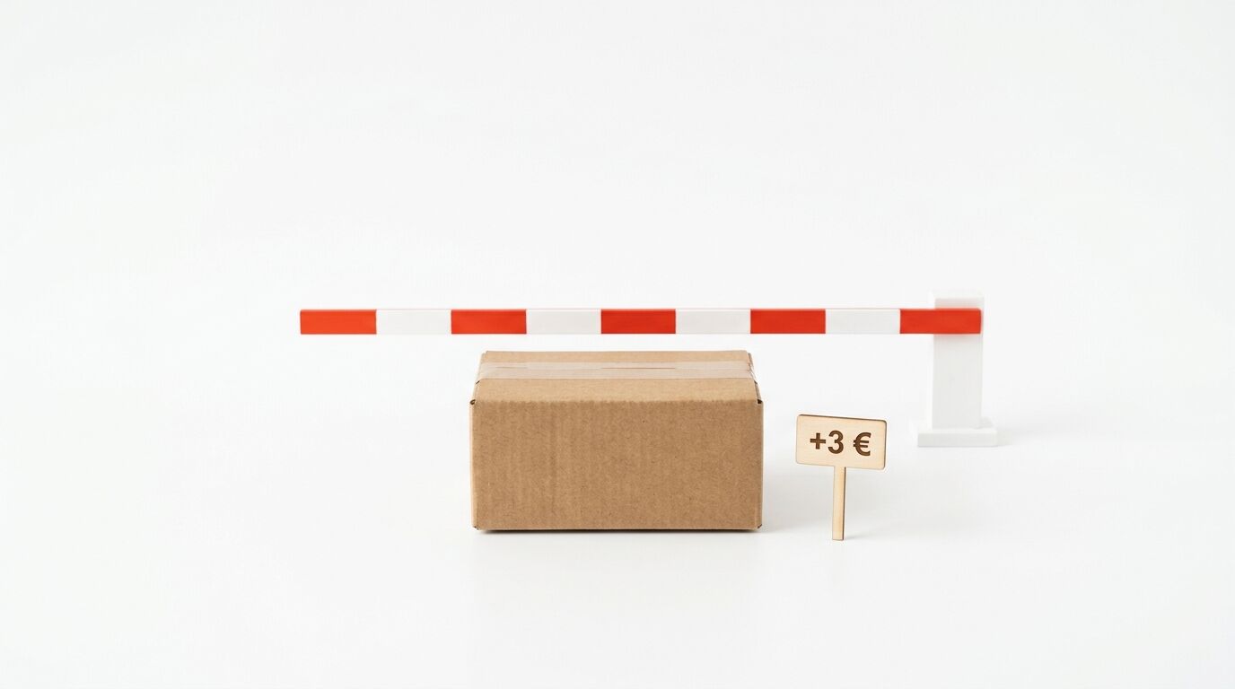 Paket unter Schranke, daneben Holzschild mit