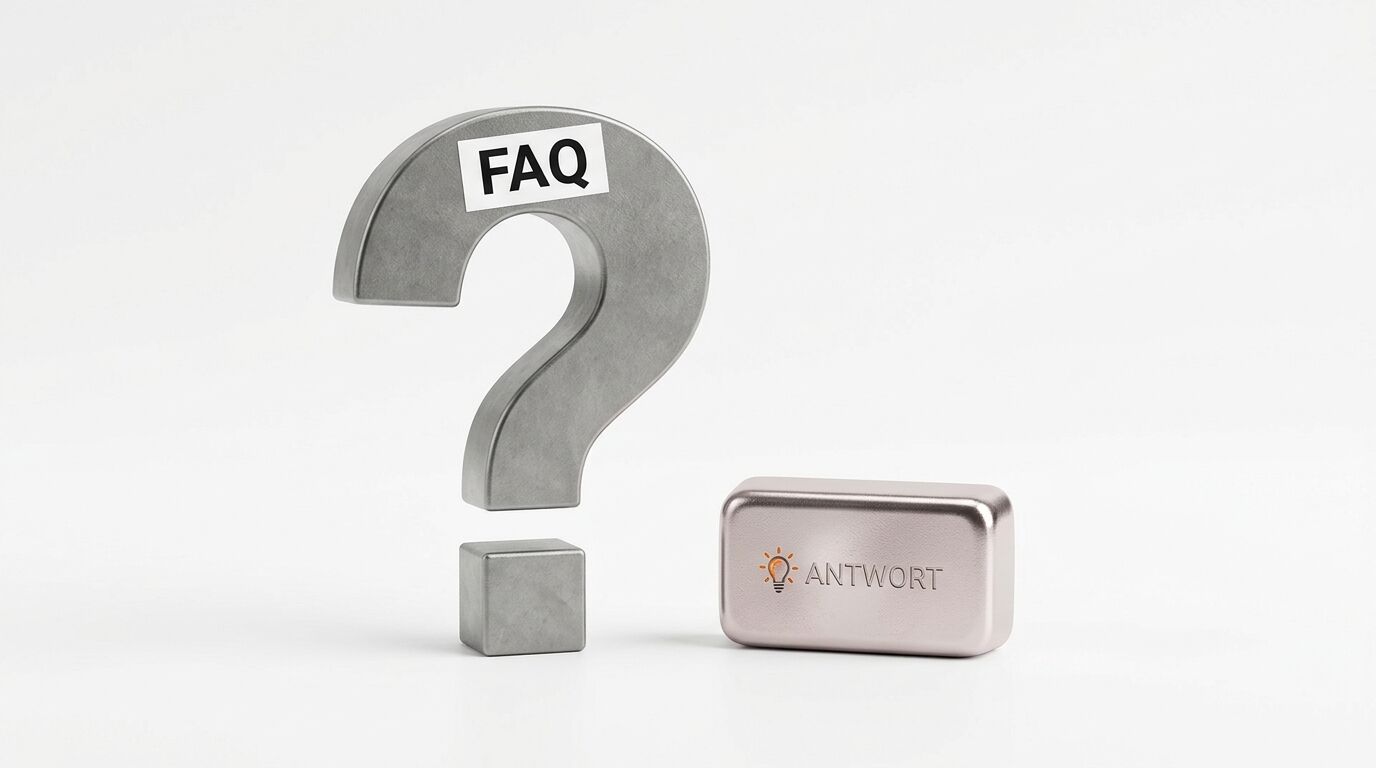 Metallisches Fragezeichen mit „FAQ“ und Block mit Glühbirne und „ANTWORT“ vor weiß