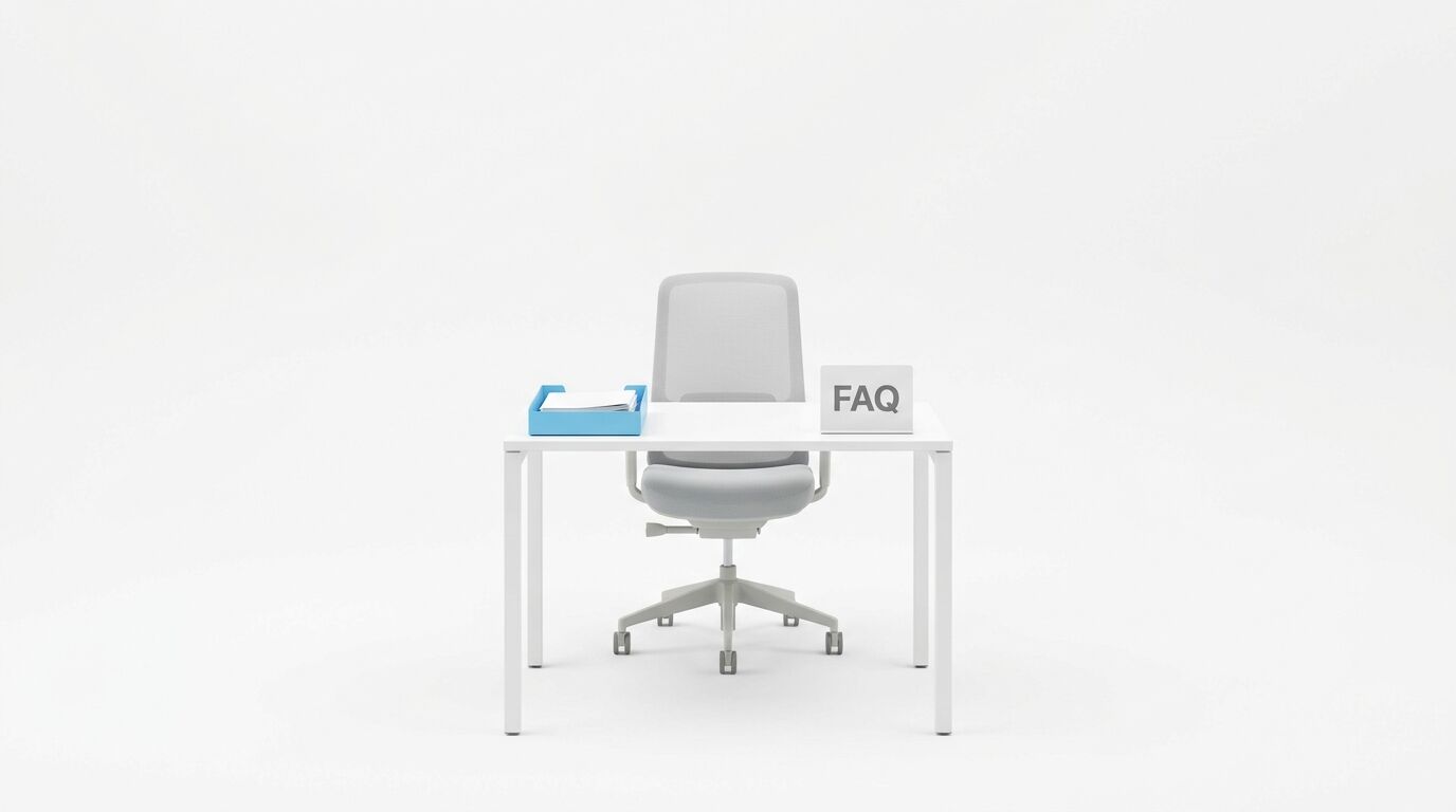 Weißer Schreibtisch und Bürostuhl mit blauer Ablage und einem „FAQ“-Schild vor weißem Hintergrund