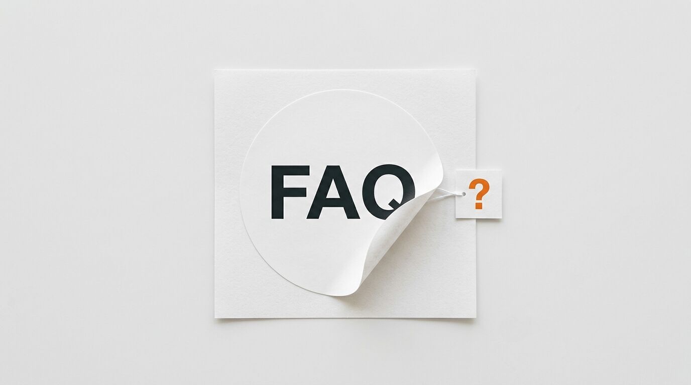 Aufkleber mit „FAQ“ und ein Fragezeichen darunter, rechts ein gelber Klebezettel