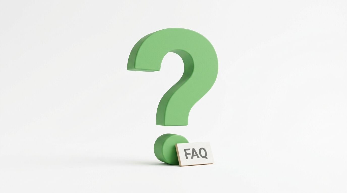 Großes grünes 3D-Fragezeichen mit „FAQ“-Schildchen davor auf weißem Grund