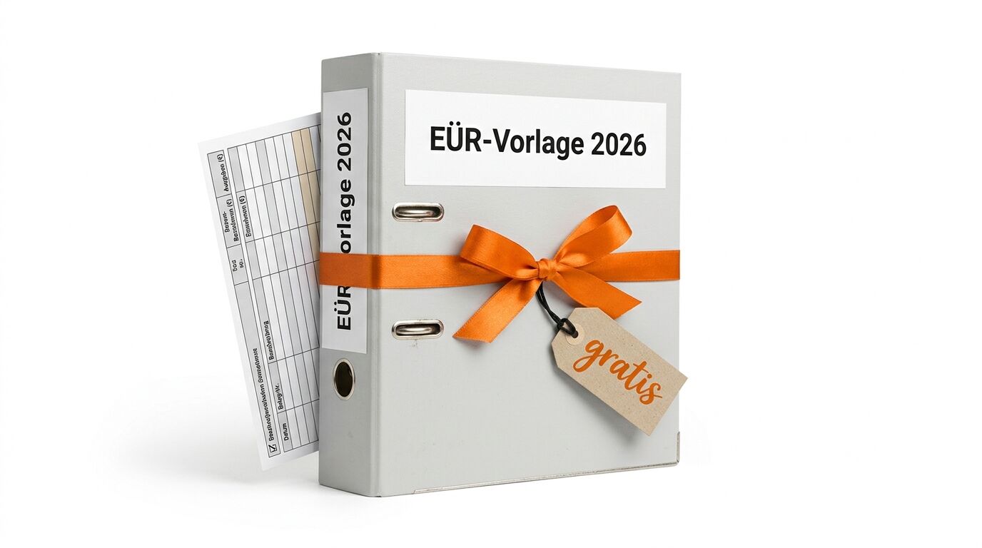 Weißer Aktenordner „EÜR-Vorlage 2026“ mit orangefarbener Schleife, Gratis-Anhänger und Dokument