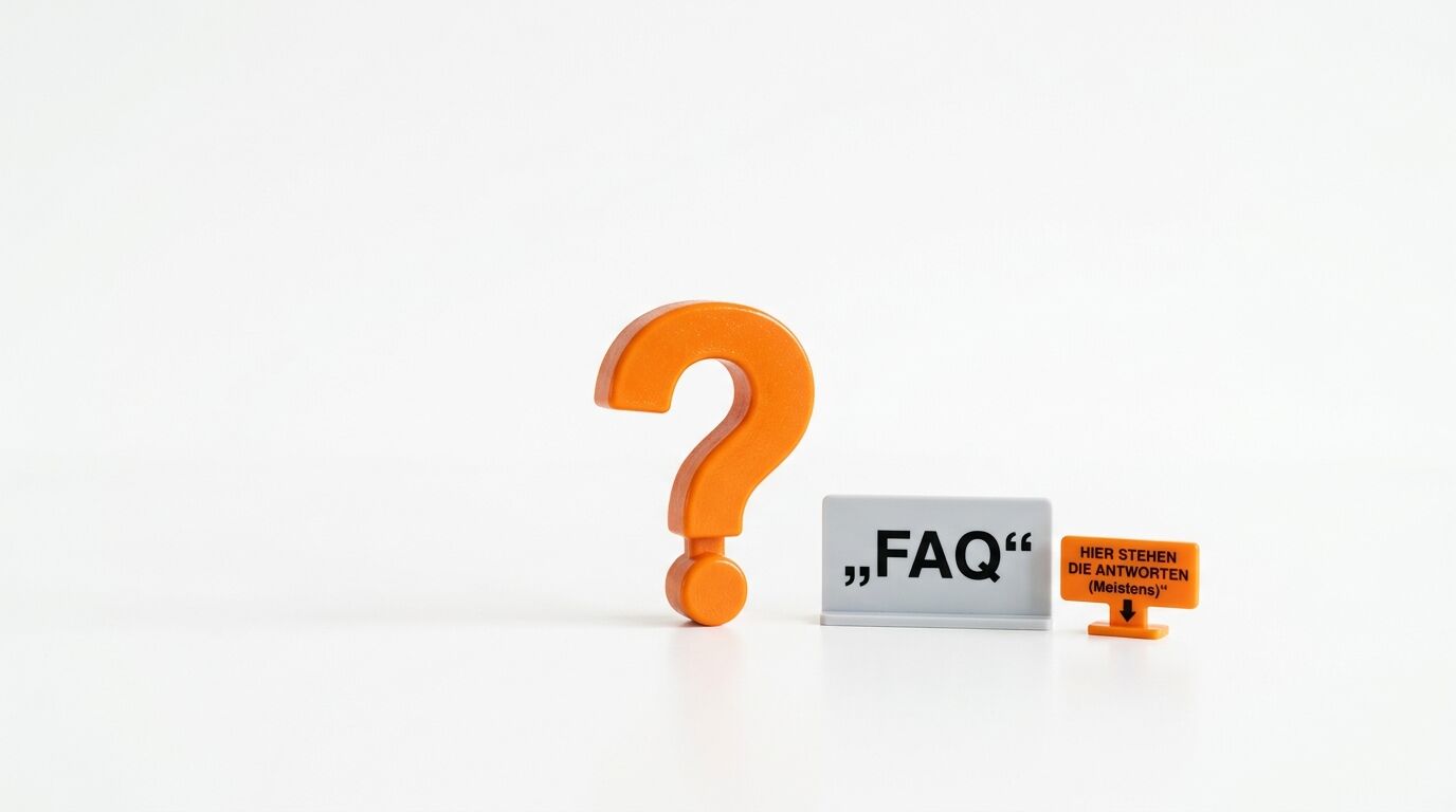 Oranges Fragezeichen und graues „FAQ“-Schild sowie orangene Tafel auf weißem Hintergrund