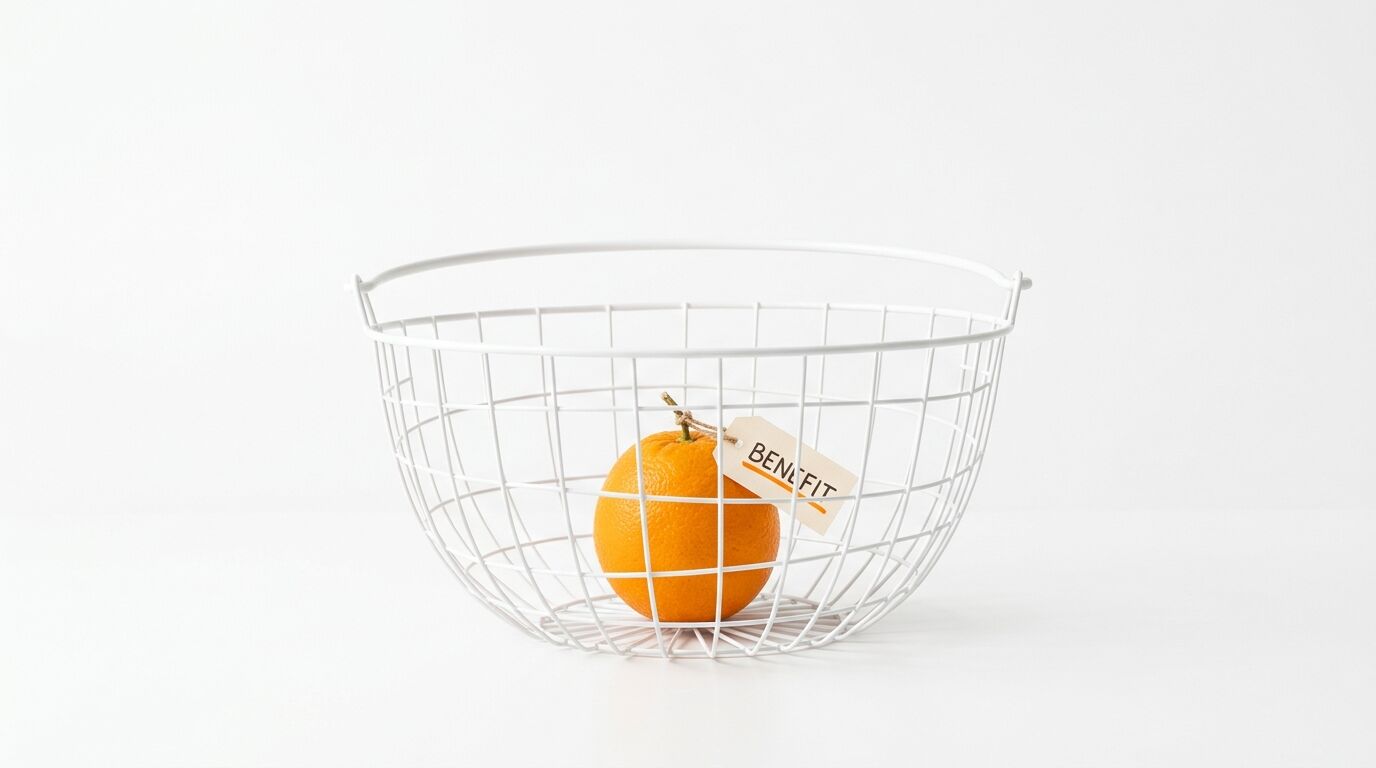 Eine Orange in einem weißen Metallkorb mit Etikett vor weißem Hintergrund