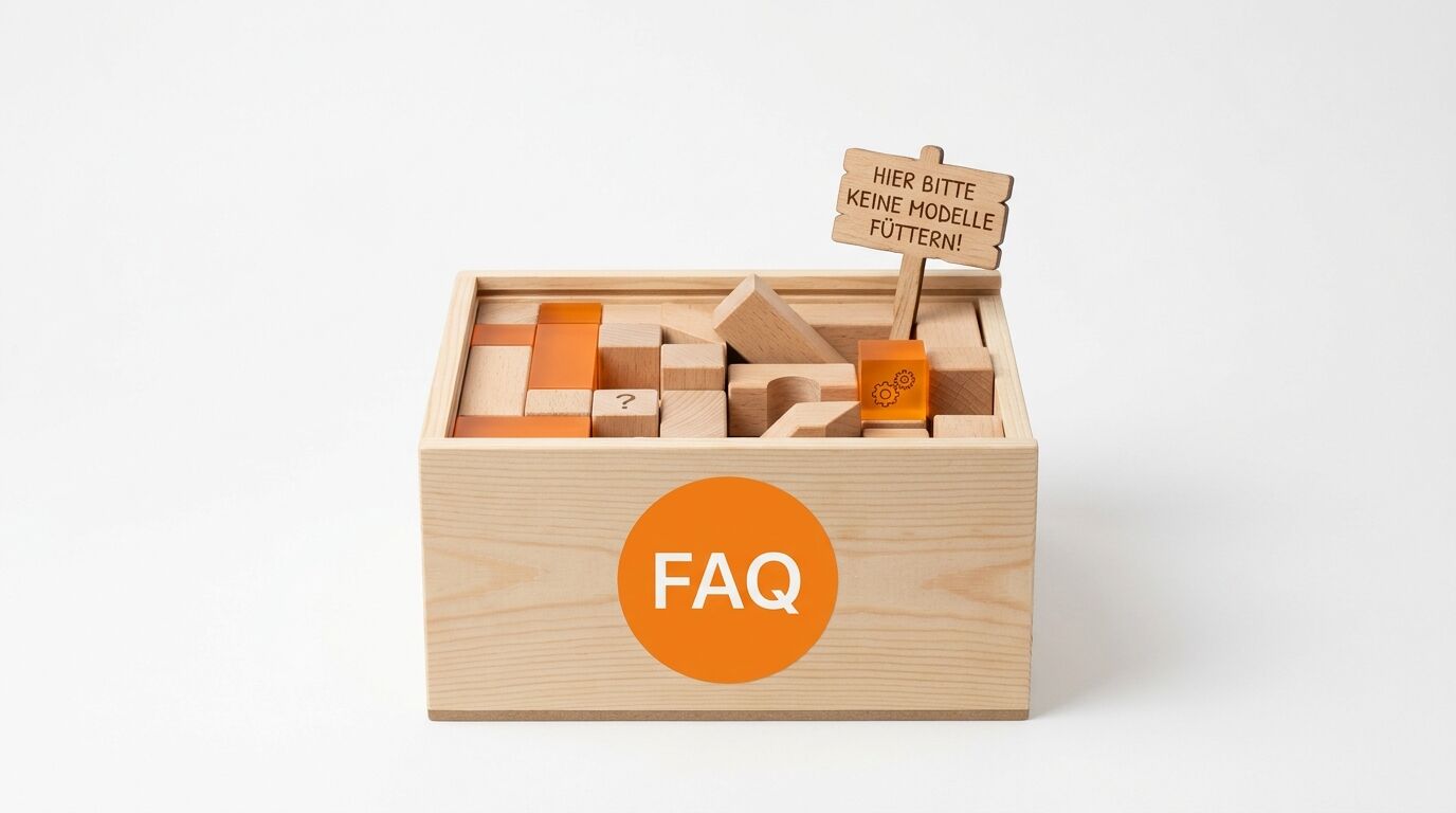 Holzkiste mit Klötzen und orangem FAQ-Aufkleber vor weißem Hintergrund