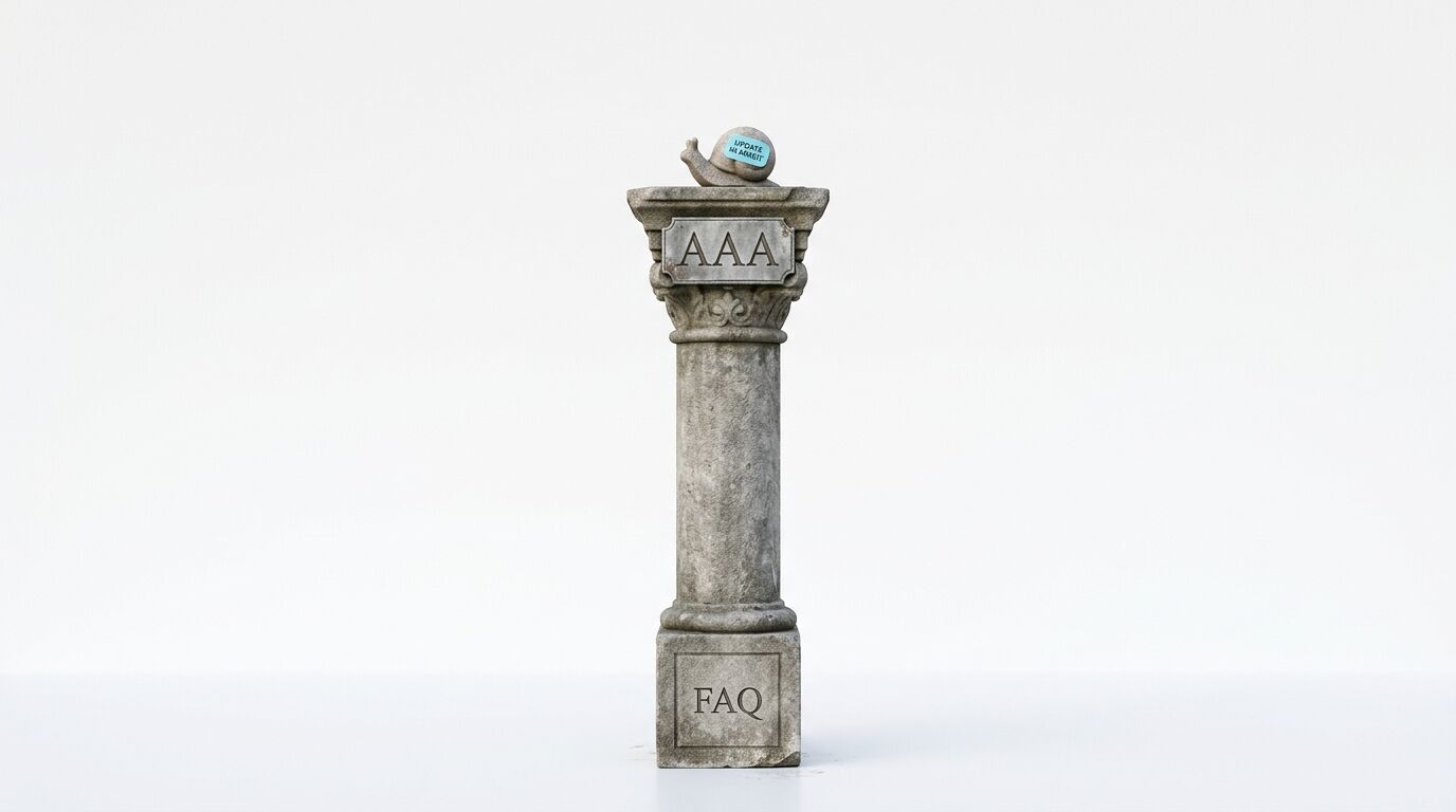 Eine Steinsäule mit der Inschrift „FAQ“, einem „AAA“-Schild und einer Schnecke darauf