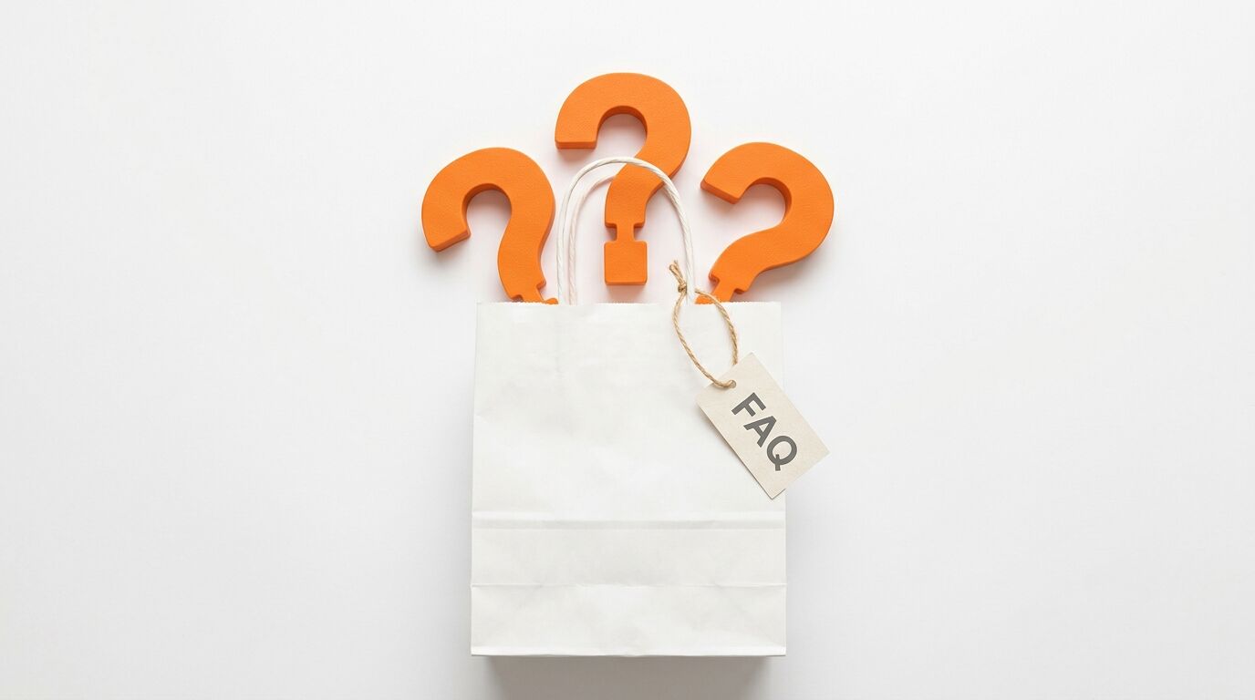 Weisse Papiertüte mit drei orangen Fragezeichen und einem FAQ-Schild auf weissem Hintergrund