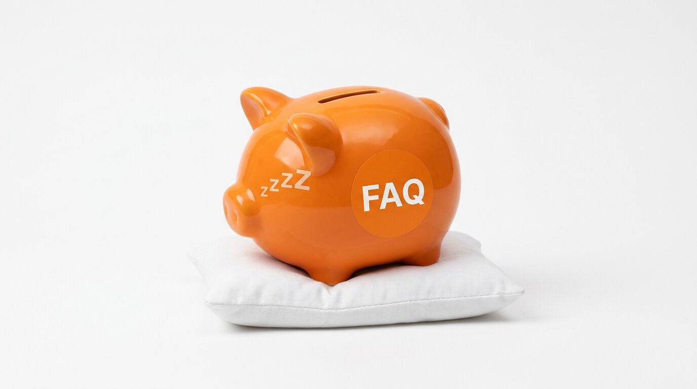 Ein oranges Sparschwein mit „ZZZZ“- und „FAQ“-Aufschrift auf einem weißen Kissen
