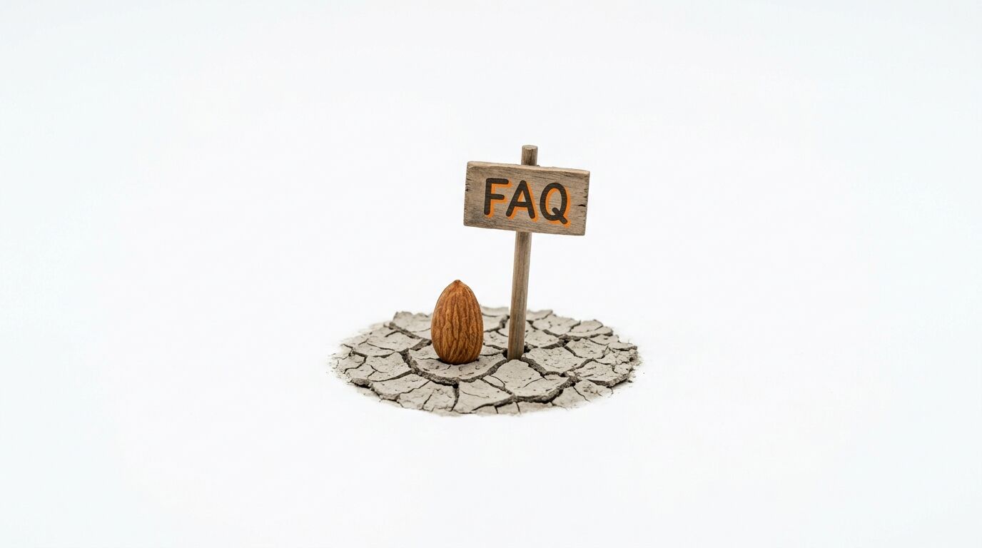 Mandel und Holzschild mit Aufschrift „FAQ“ auf einem runden Stück rissiger Erde