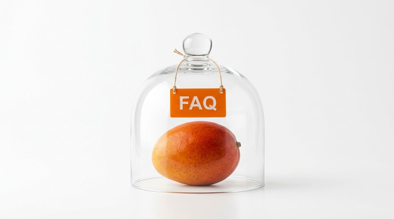 Mango unter Glasglocke mit orangefarbenem FAQ-Schild auf weißem Grund