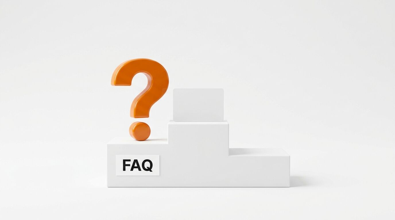 Stufenpodest mit orangefarbenem Fragezeichen und Aufschrift „FAQ“ vor weißem Hintergrund