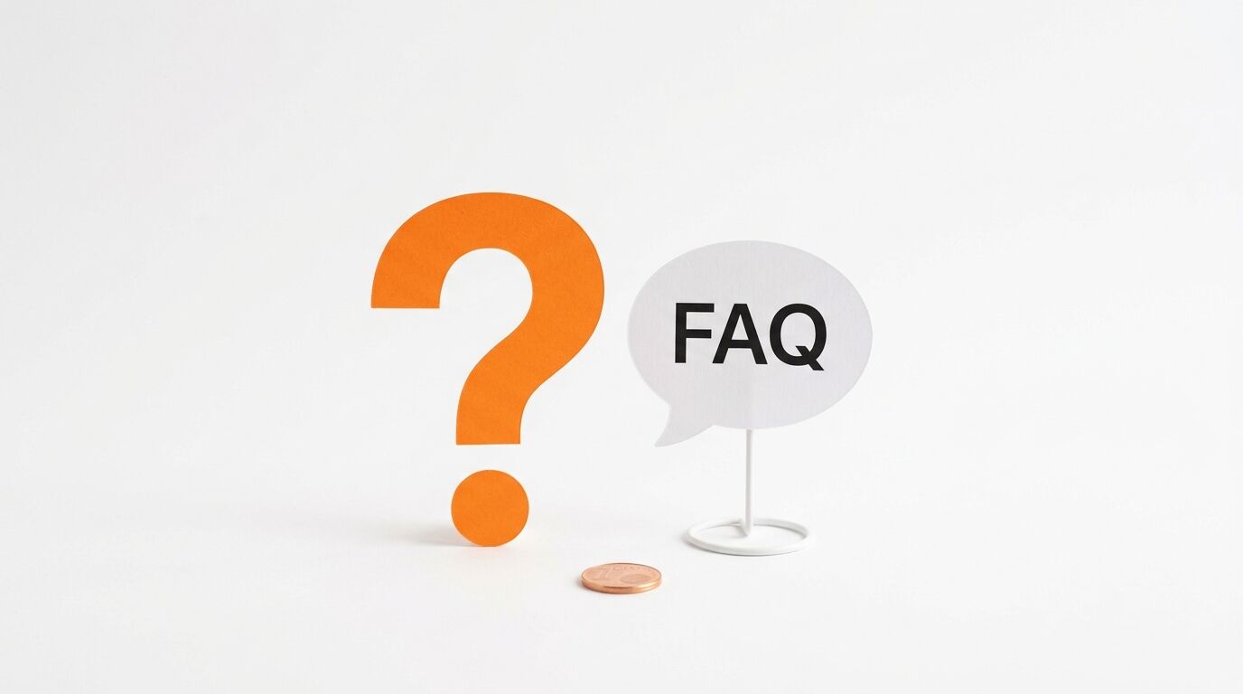 Oranges Fragezeichen, Sprechblase „FAQ“ und Münze auf weißem Grund