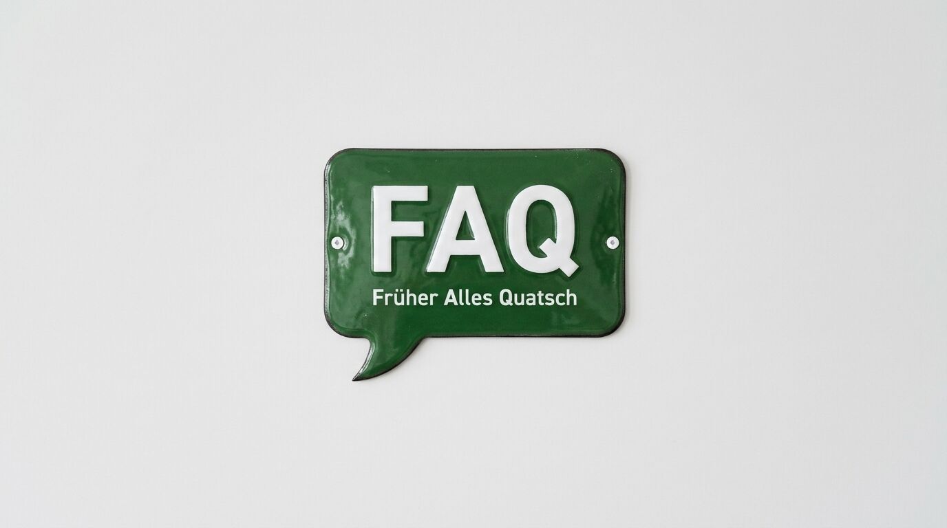 Emailleschild in Sprechblasenform: grüner Grund, weiße Schrift „FAQ. Früher Alles Quatsch“