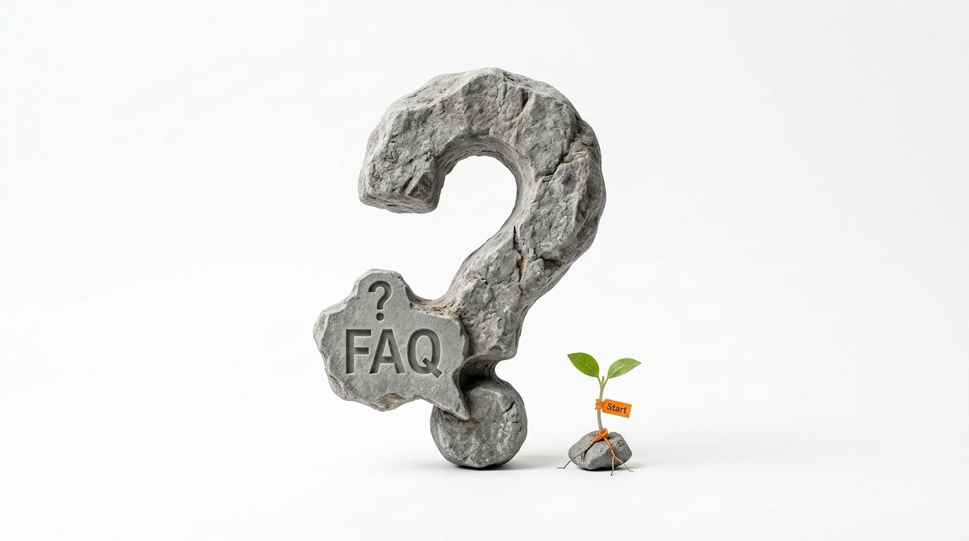 Großes steinernes Fragezeichen mit „FAQ“-Schild und kleiner Pflanze auf weißem Grund