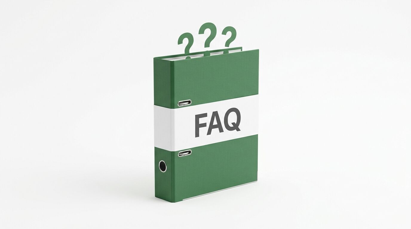 Grüner Ordner mit "FAQ"-Aufschrift und drei Fragezeichen oben auf weißem Hintergrund