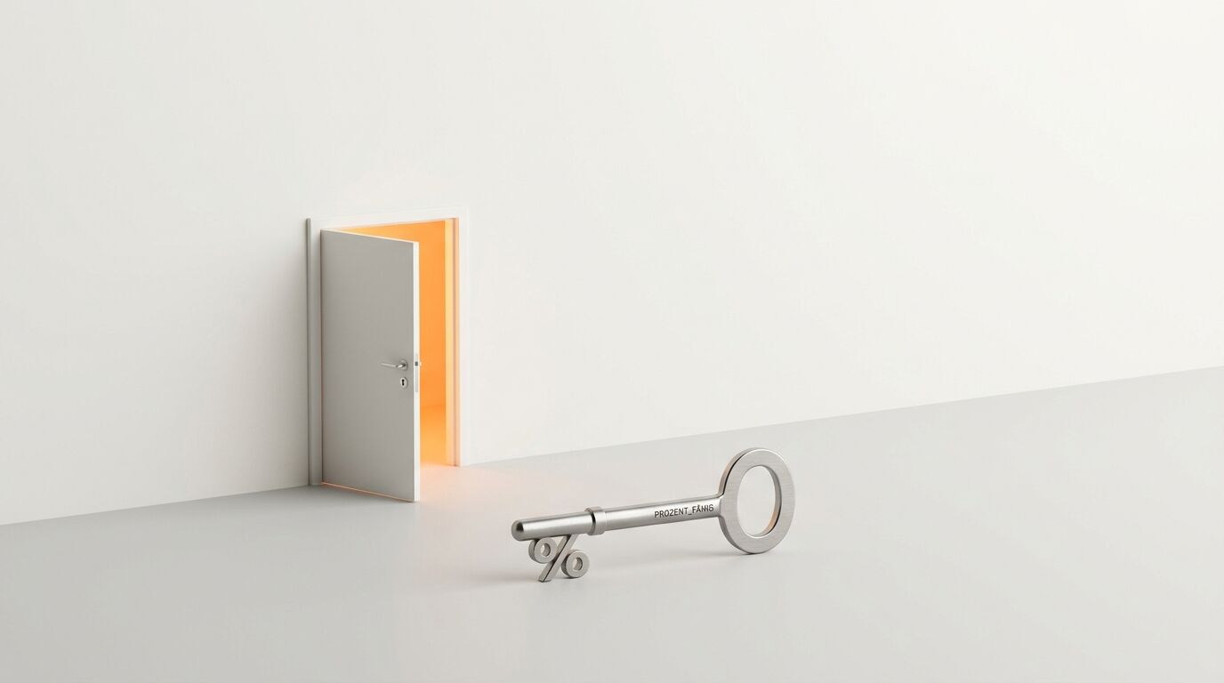 Silberner Schlüssel mit Prozentsymbol und Text vor leicht geöffneter Tür mit orangefarbenem Licht