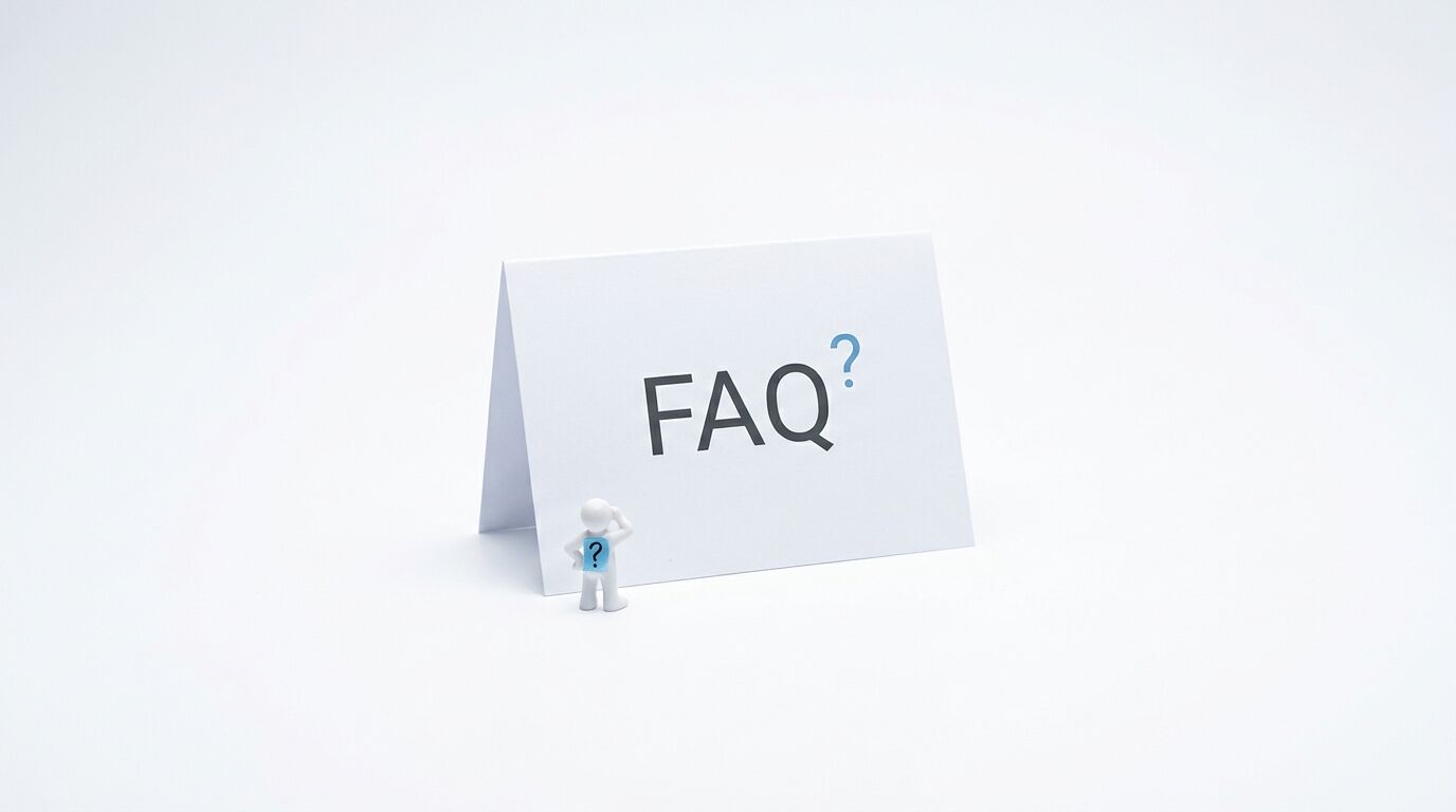 Schild mit „FAQ?“, kleine Figur mit Fragezeichen vor weißem Hintergrund