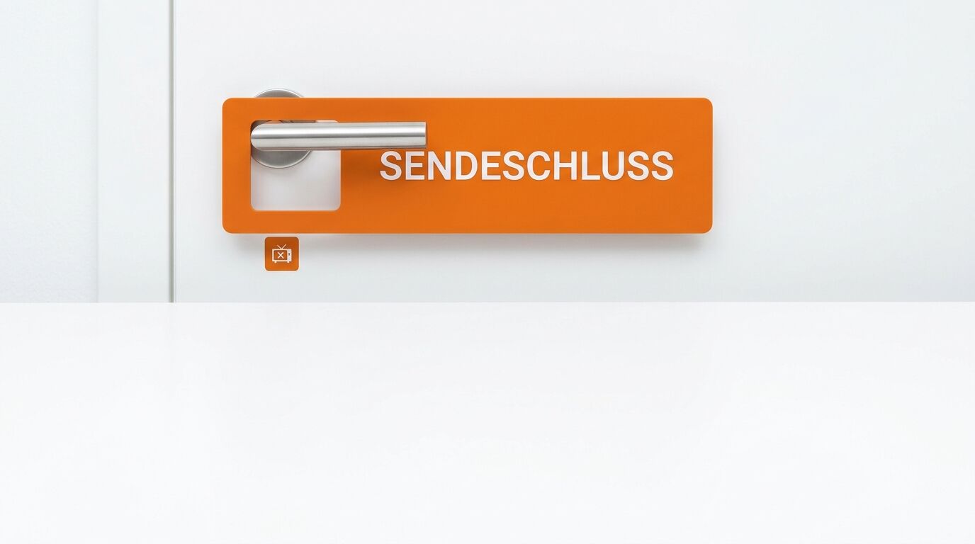 Ein weißer Türdrücker mit einem orangefarbenen Schild, darauf steht „SENDESCHLUSS“