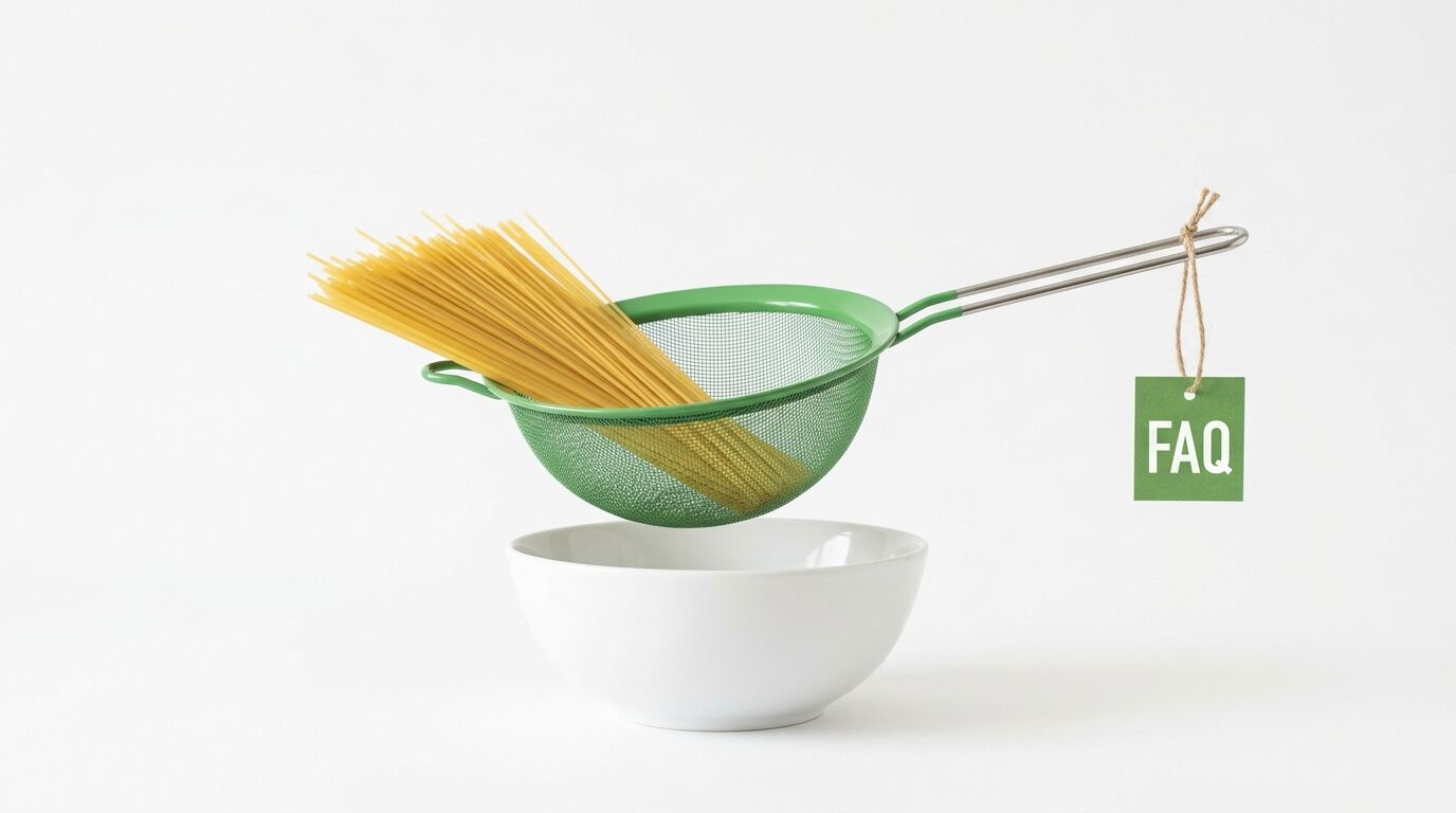 Grünes Sieb mit Spaghetti über Schüssel, FAQ-Anhänger am Griff, weißer Grund