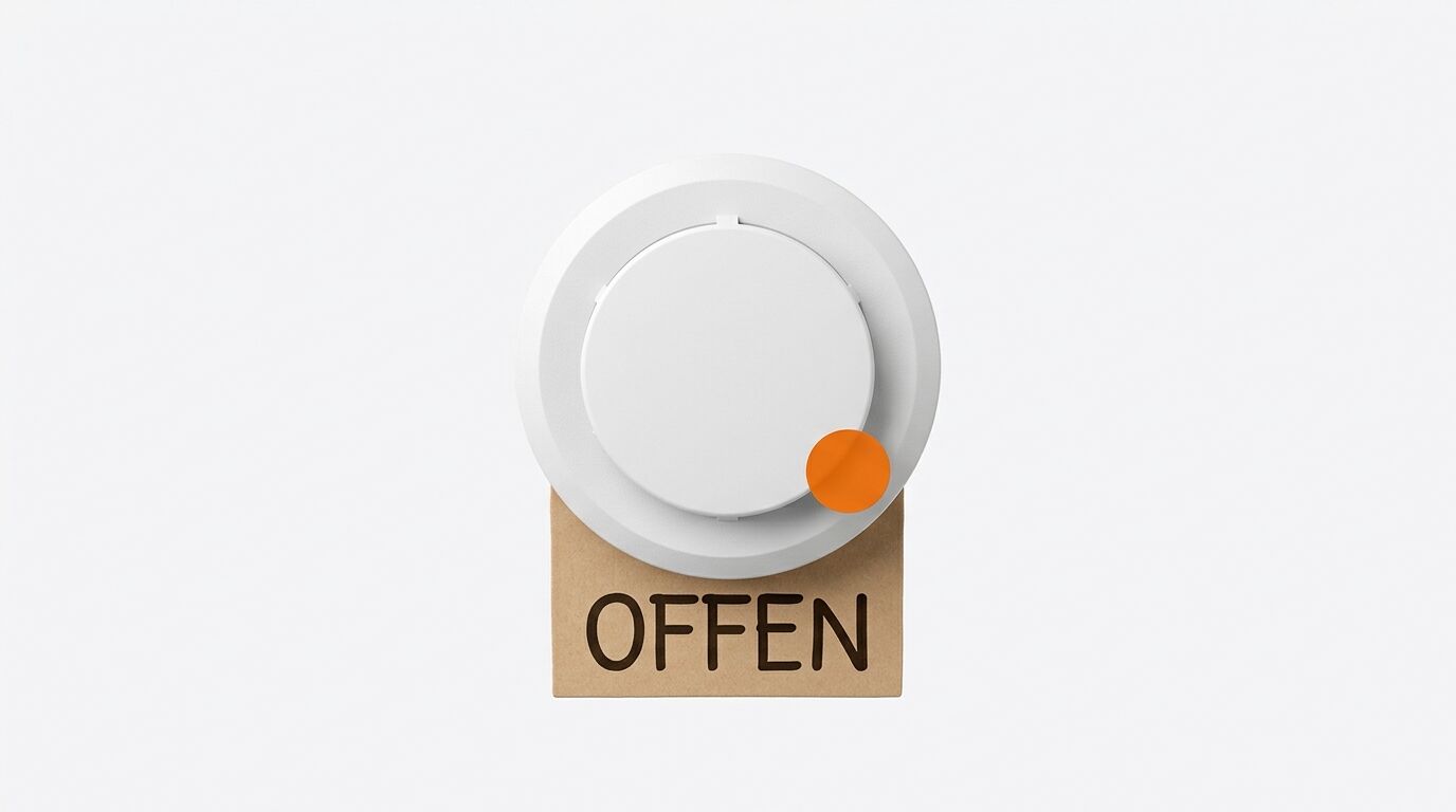 Ein weißes rundes Schild mit orangem Punkt auf einem beigen Holzblock mit der Aufschrift "OFFEN"