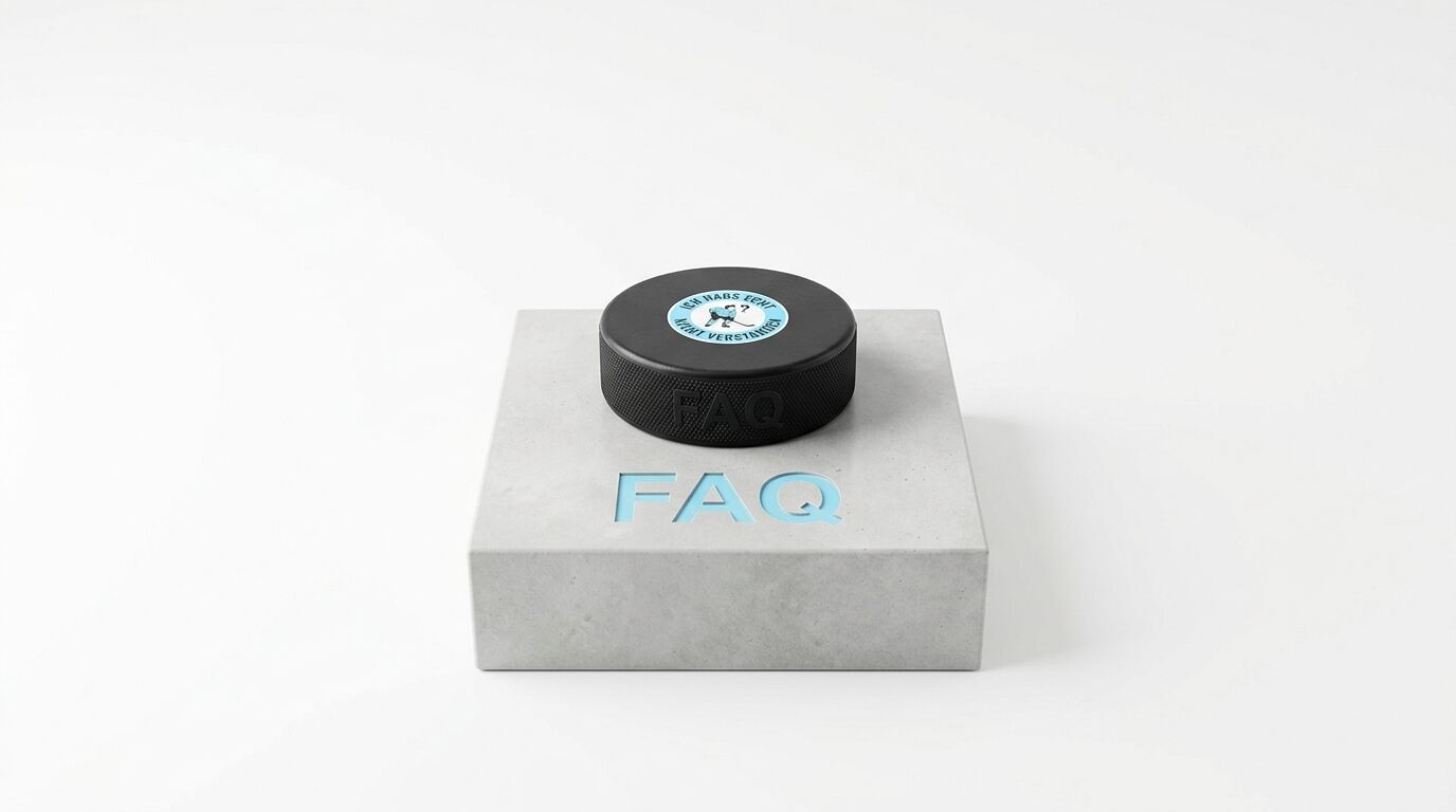 Eishockeypuck auf Betonsockel mit blauer Prägung und Sticker, weißer Hintergrund