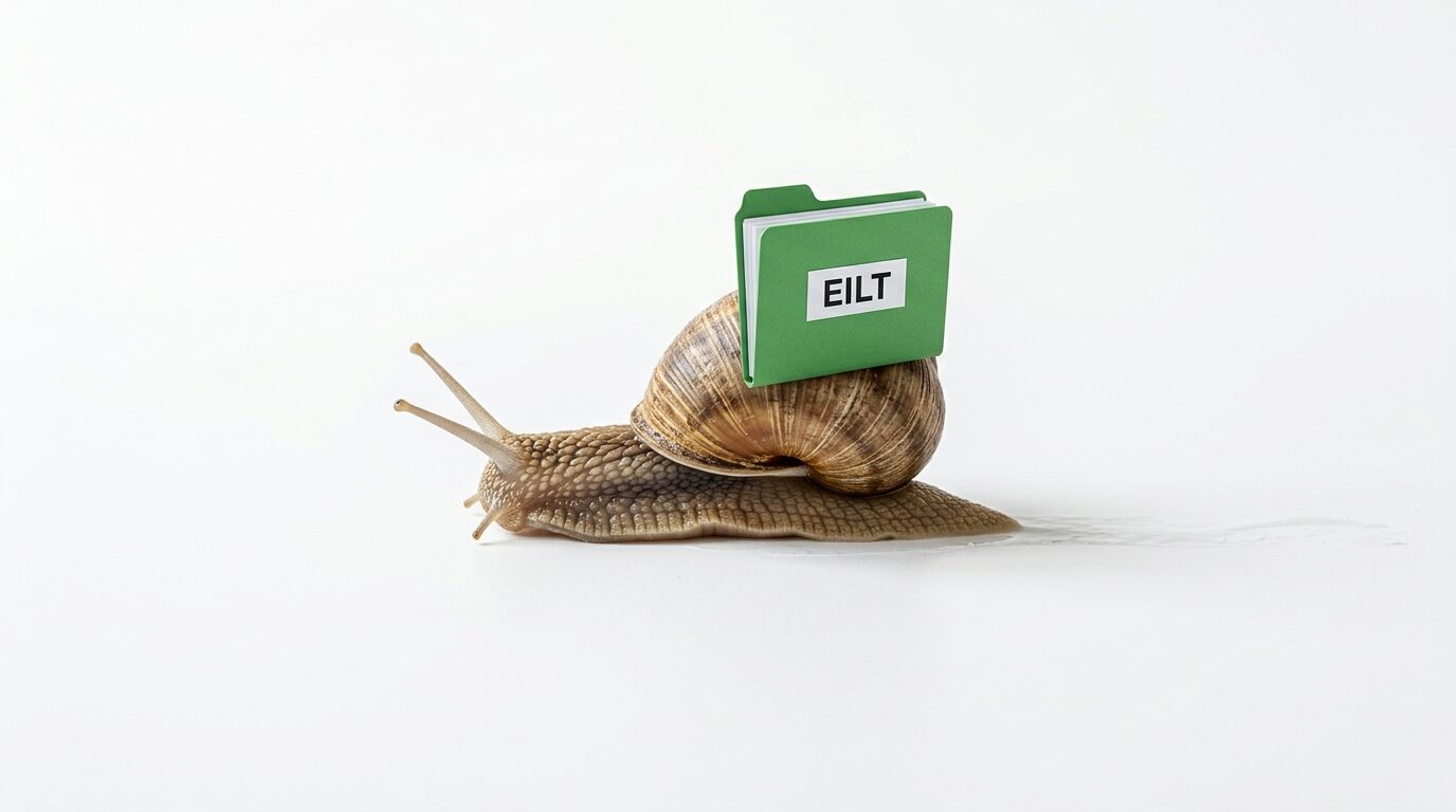 Eine Schnecke trägt einen grünen Ordner mit der Aufschrift „EILT“ auf dem Gehäuse