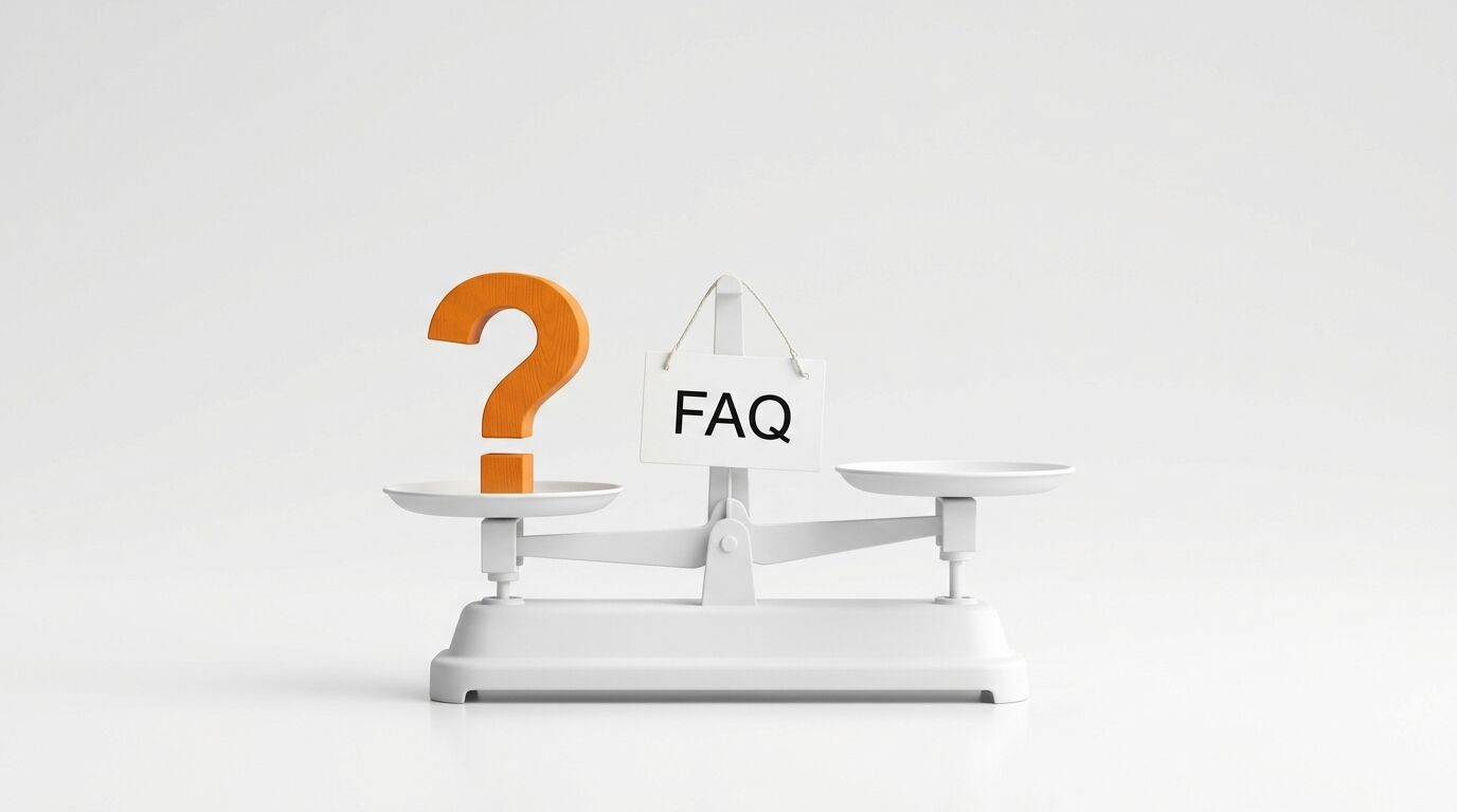 Balkenwaage mit Fragezeichen und „FAQ“-Schild vor grauem Hintergrund
