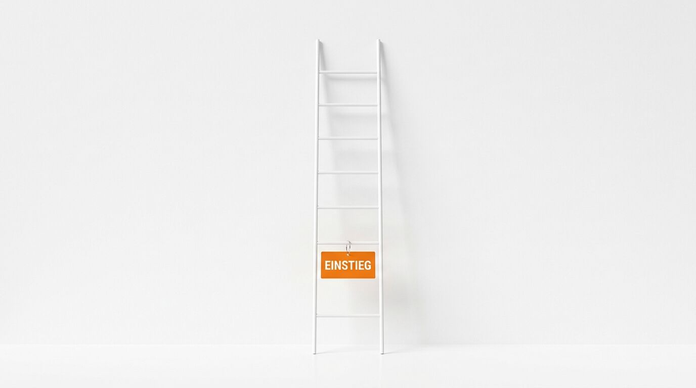 Weiße Leiter an weißer Wand mit orangem Schild und Aufschrift „EINSTIEG“