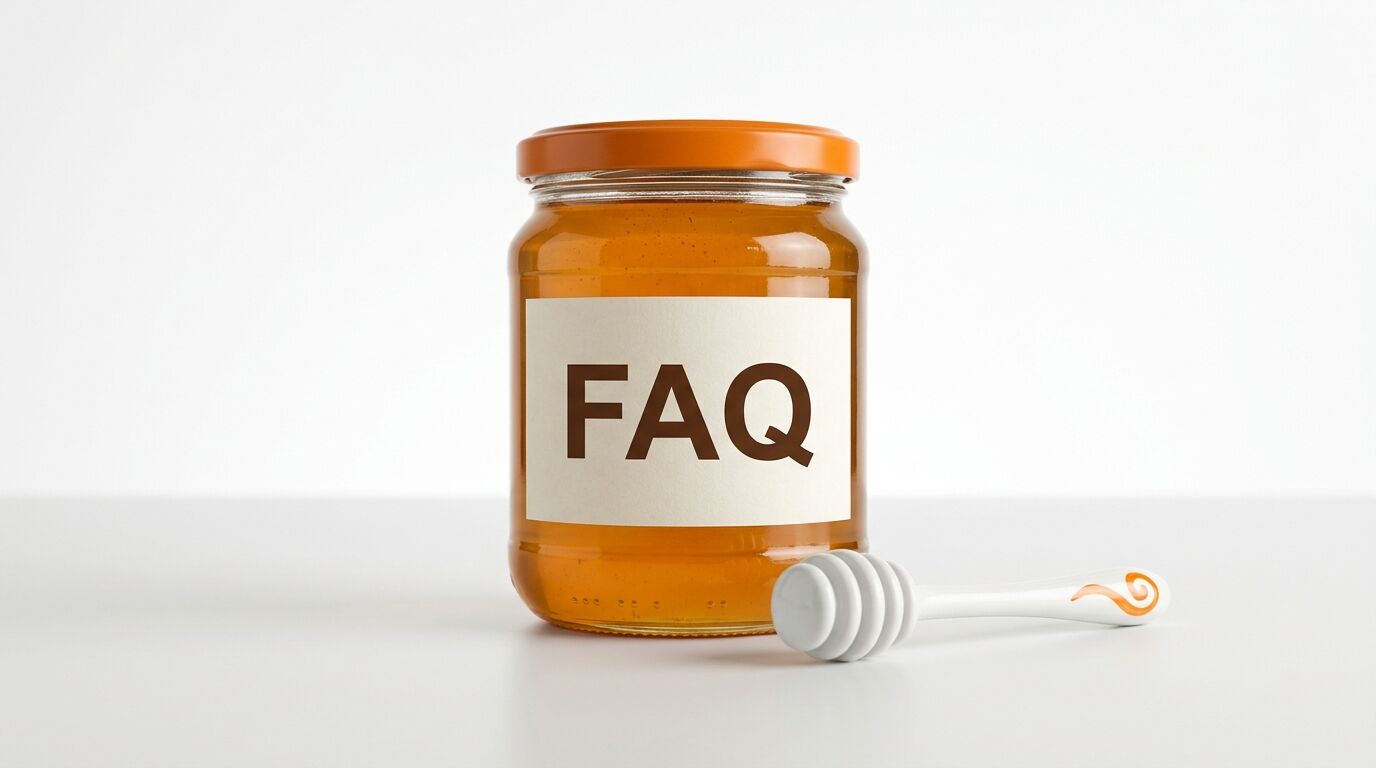 Ein Honigglas mit „FAQ“-Etikett und weißem Honiglöffel auf weißem Grund