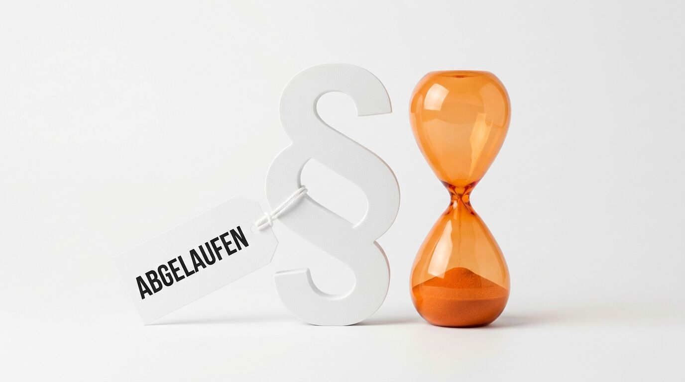 Weißer Paragraph mit Anhänger „ABGELAUFEN“ und abgelaufene orangefarbene Sanduhr daneben