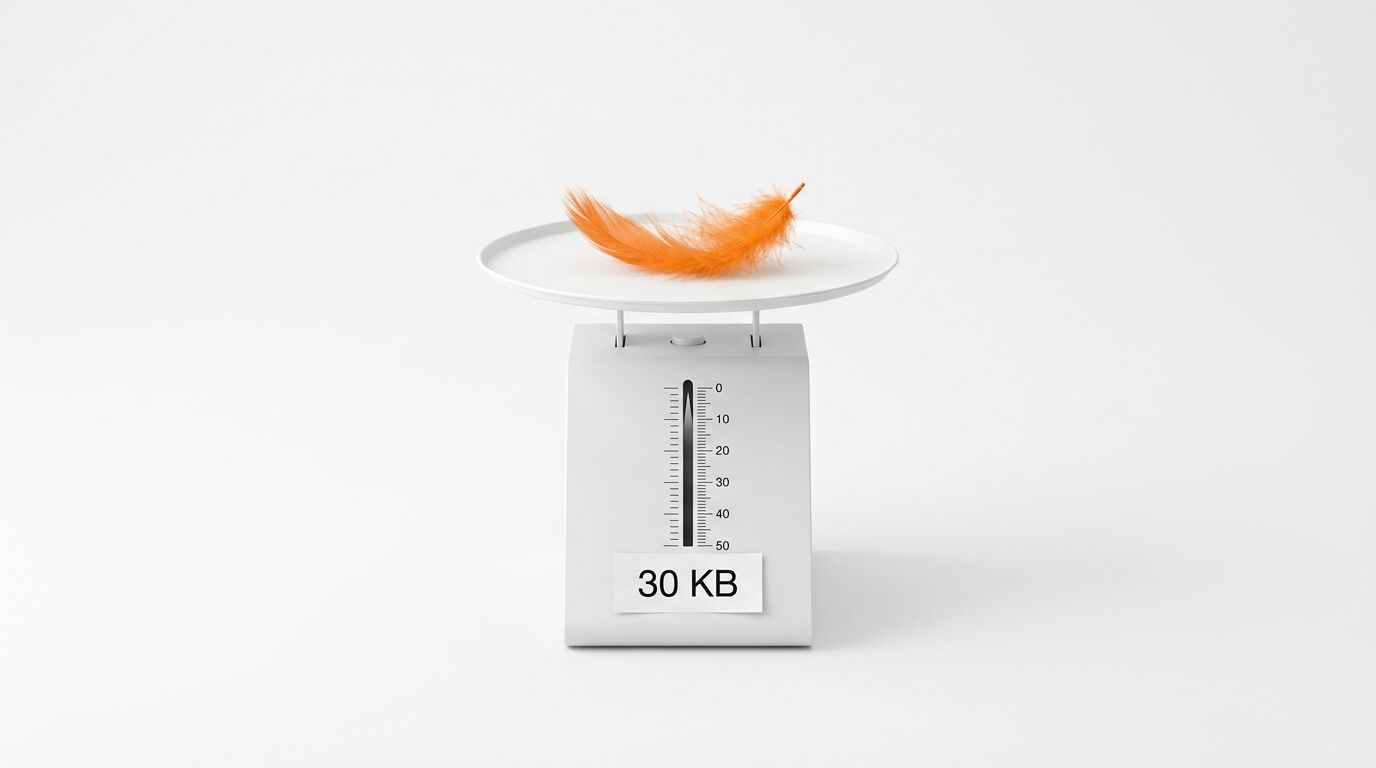 Eine orangefarbene Feder liegt auf einer weißen Waage, die 30 KB anzeigt, auf weißem Grund