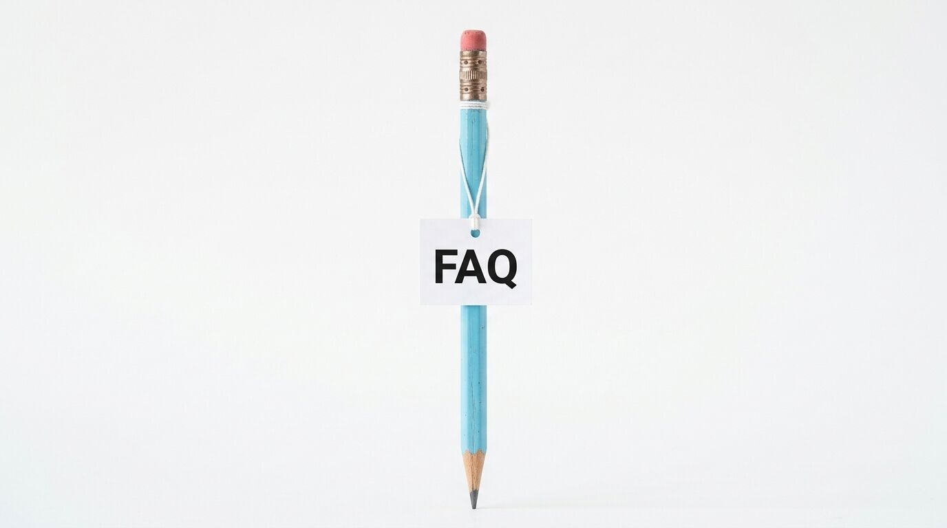 Senkrechter blauer Bleistift mit einem dranhängenden Kärtchen mit der Aufschrift FAQ