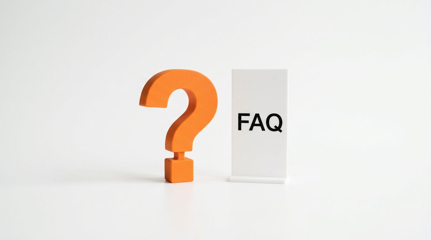 Oranges Fragezeichen und weißes Schild mit Aufschrift FAQ auf weißem Grund