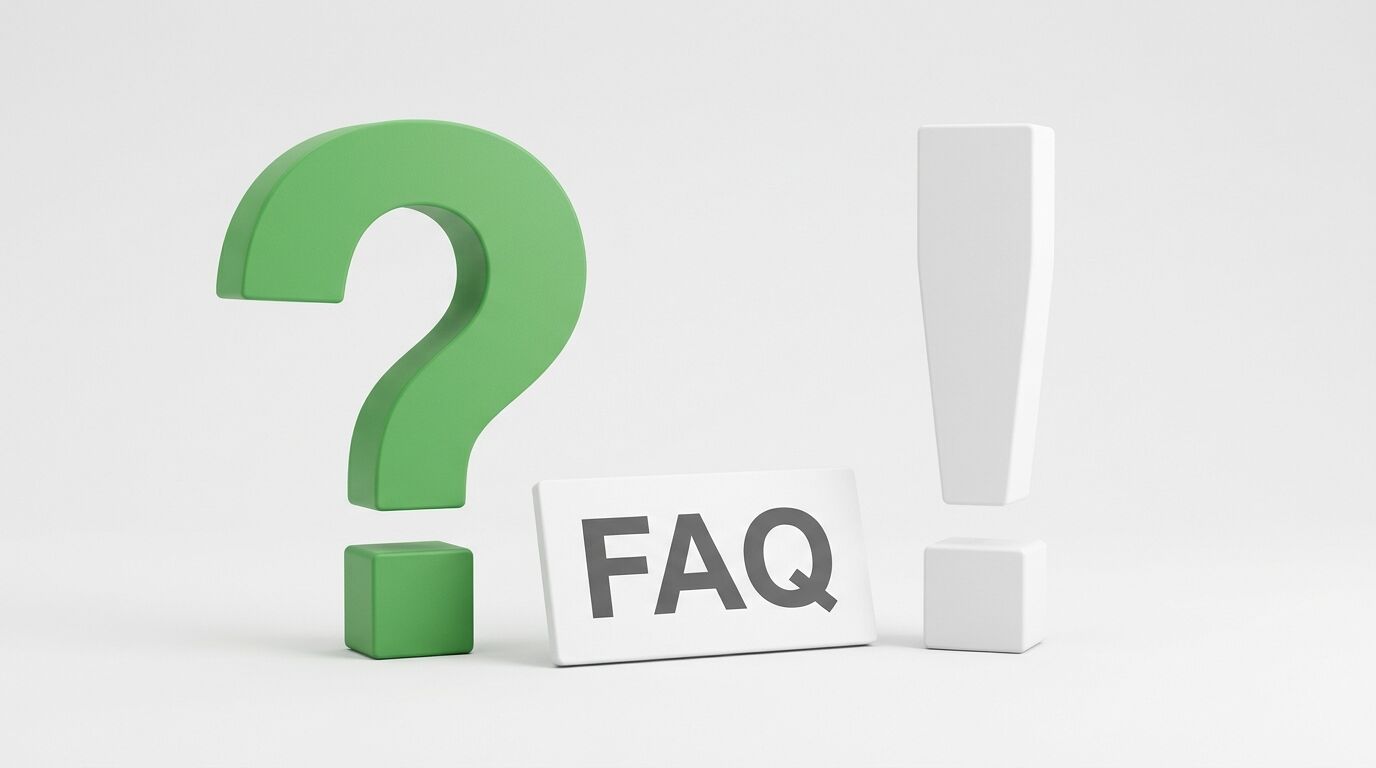 Grünes Fragezeichen, weißes Ausrufezeichen und Schild mit „FAQ“ auf hellem Grund