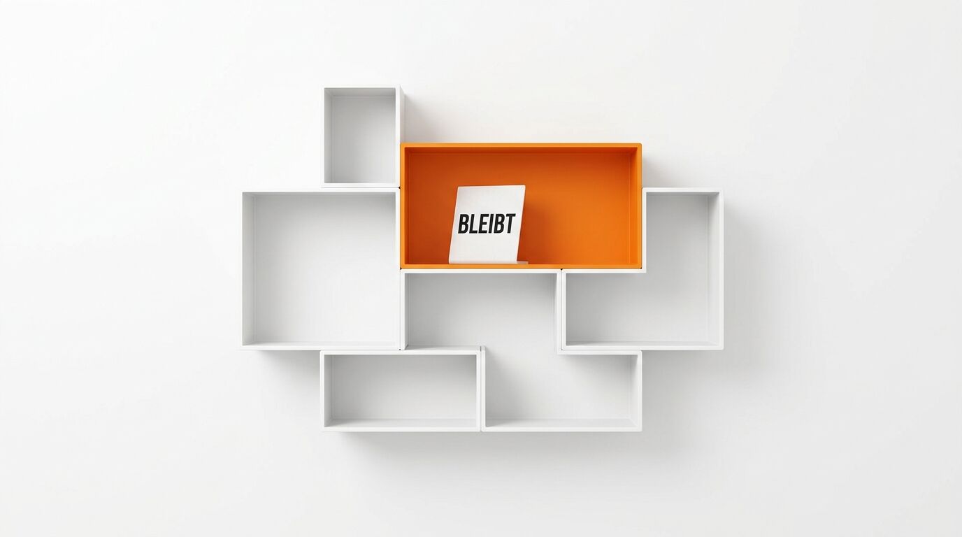 Modulares Wandregalsystem mit orangefarbenem Fach und Schild mit Aufschrift „BLEIBT“