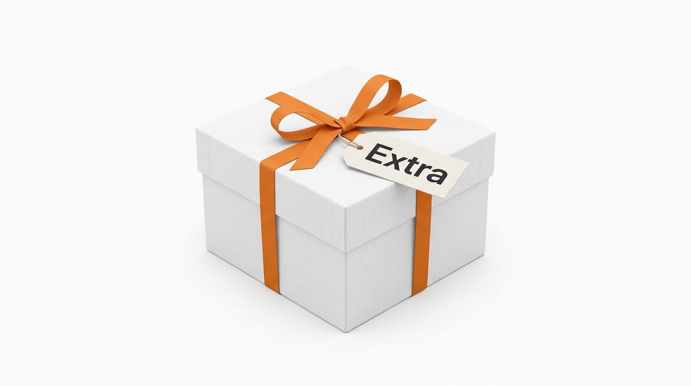 Weiße Geschenkbox mit orangefarbenem Band und einem Anhänger mit der Aufschrift „Extra“
