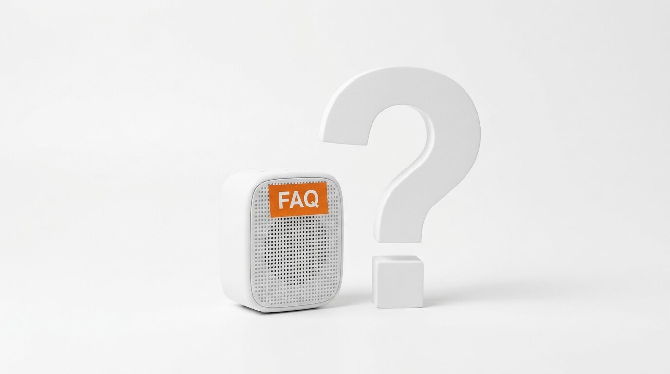 Weißer Lautsprecher mit orangem FAQ-Sticker und großes weißes Fragezeichen auf weißem Grund