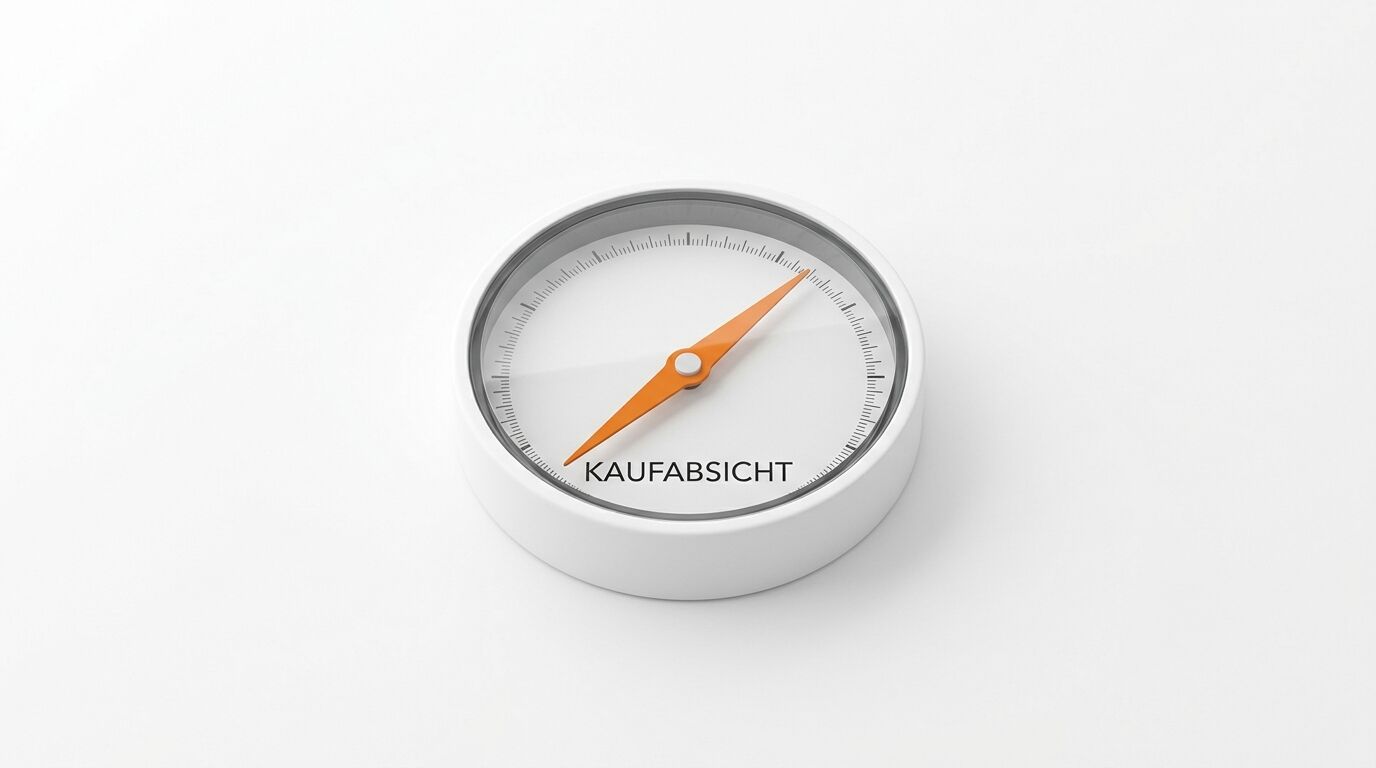 Ein weißer Kompass mit einer orangefarbenen Nadel und der Aufschrift „Kaufabsicht“ steht auf einem weißen Hintergrund