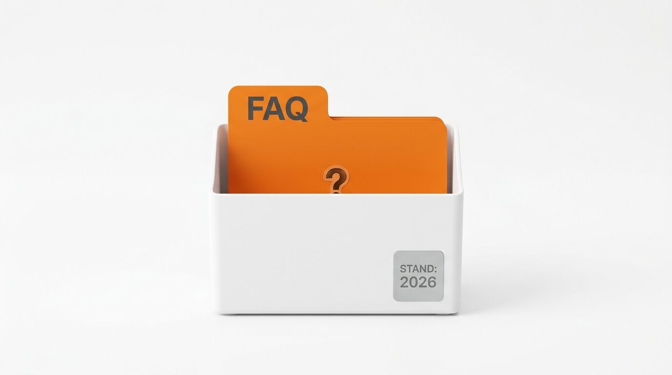 Weißer Kasten mit orangefarbenem FAQ-Ordner, Fragezeichen und Aufkleber „STAND: 2026“