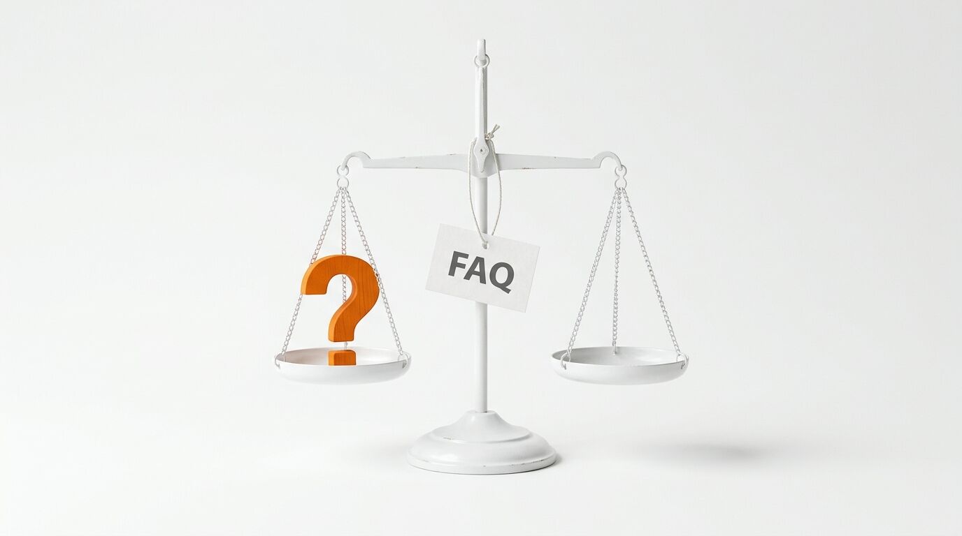 Waage mit Fragezeichen links, FAQ-Schild in der Mitte