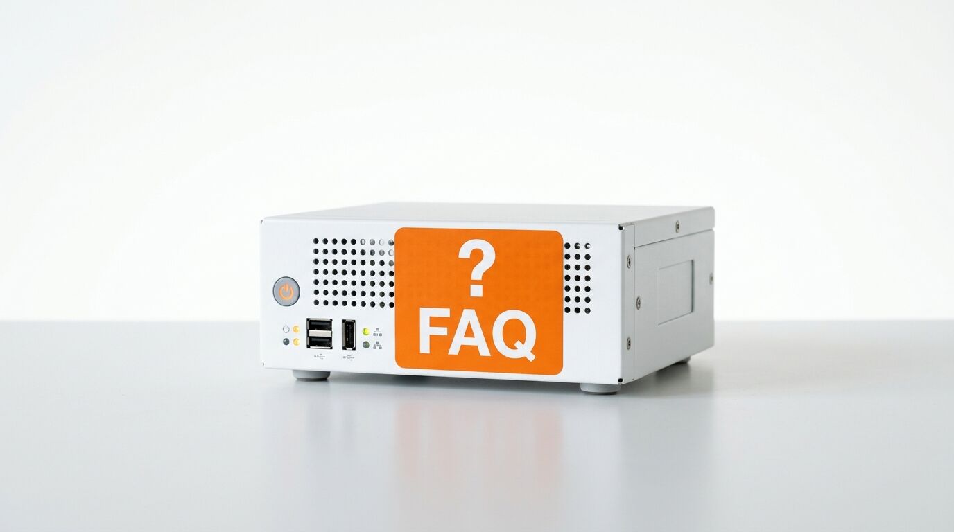 Mini-PC mit einem großen, orangefarbenen FAQ-Aufkleber auf der Frontseite, vor weißem Hintergrund