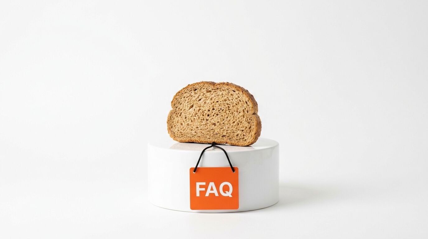 Brotscheibe auf weißem Podest mit einem orangen Anhänger mit der Aufschrift FAQ