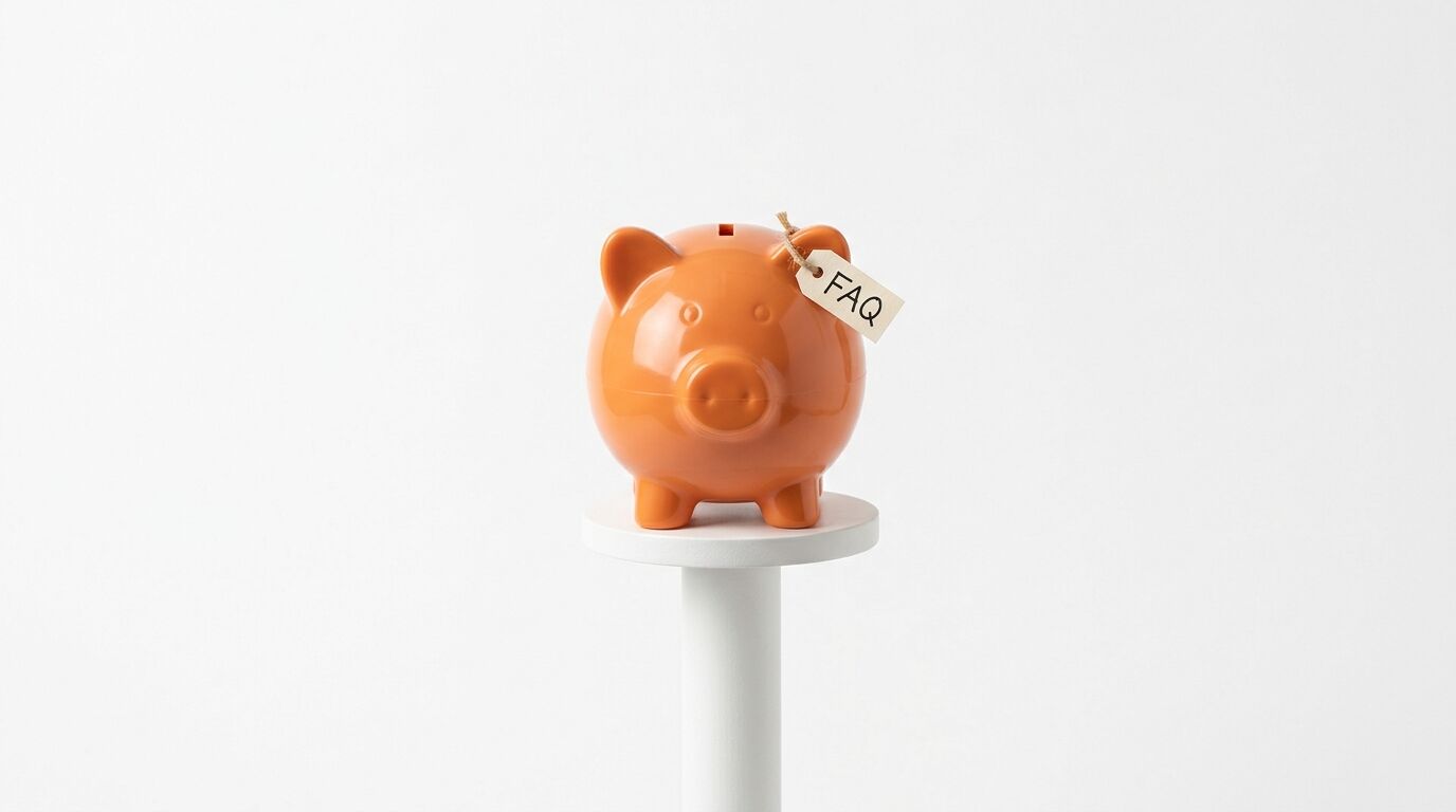 Ein oranges Sparschwein mit einem „FAQ“-Schildchen auf einem weißen Sockel