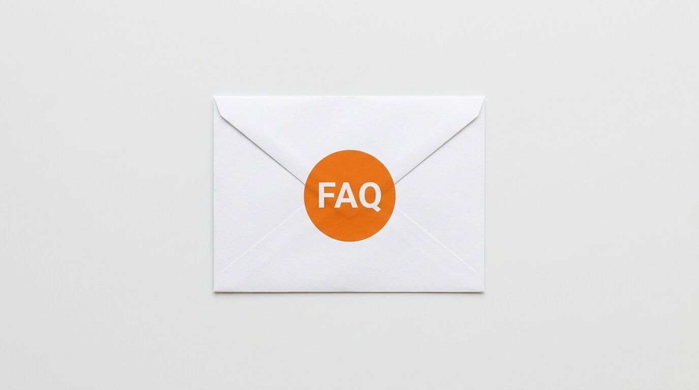 Ein weißer Briefumschlag mit einem runden orangen Aufkleber und weißem Text