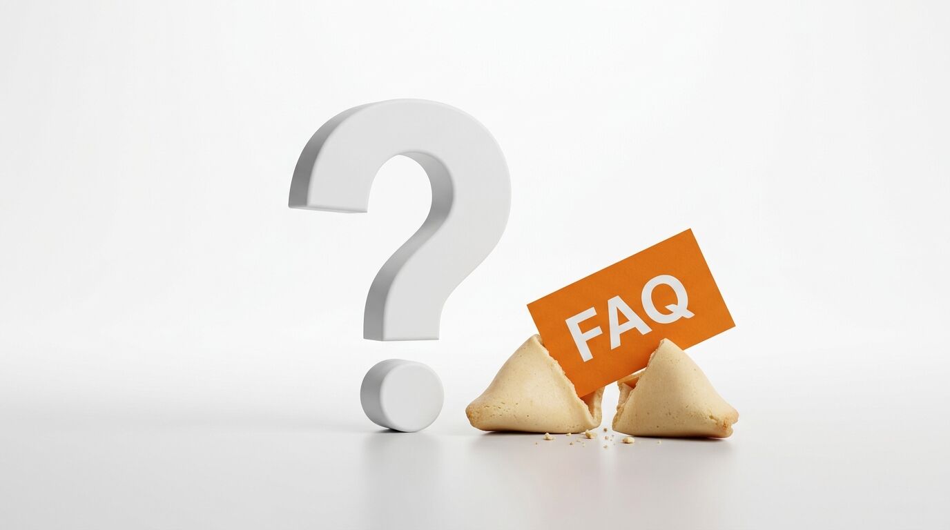 Großes Fragezeichen neben zerbrochenem Glückskeks mit FAQ-Schild
