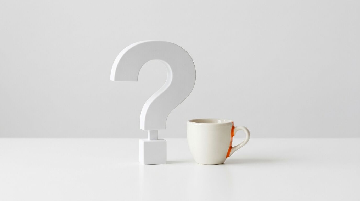 Weißes Fragezeichen und Espressotasse mit Henkel auf weißem Grund